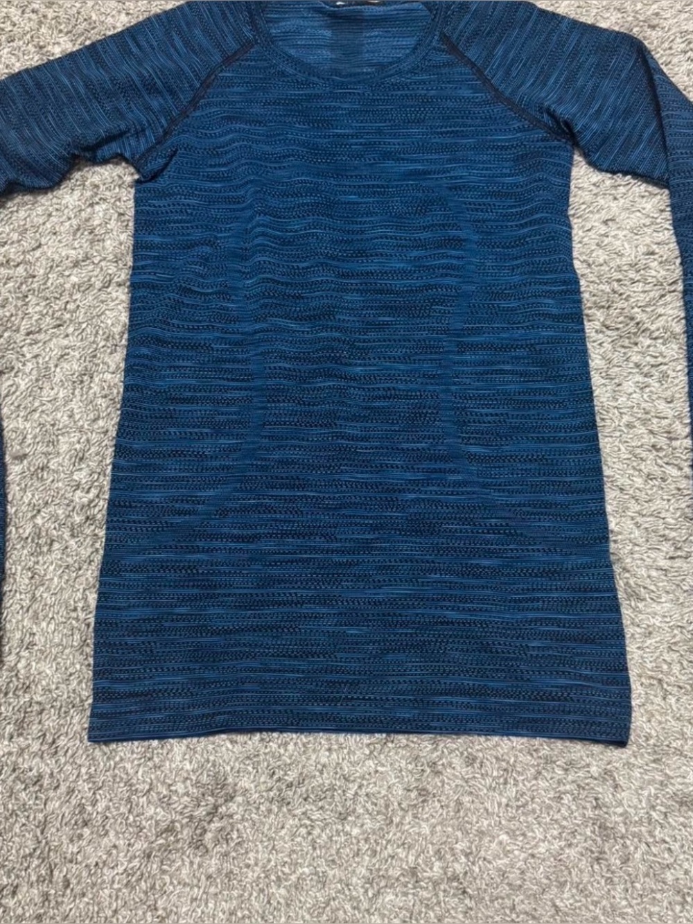 Women's Long Sleeve warm Lululemon size 6- Blue with thumb holes